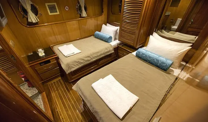 Twin cabin with ensuite on Kayhan 5 yacht, two single beds and linens