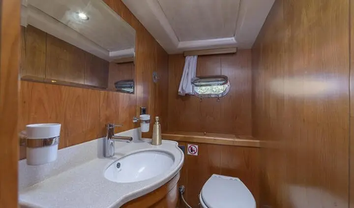 Queen Of Sea cabin ensuite bathroom with sink, mirror, and toilet