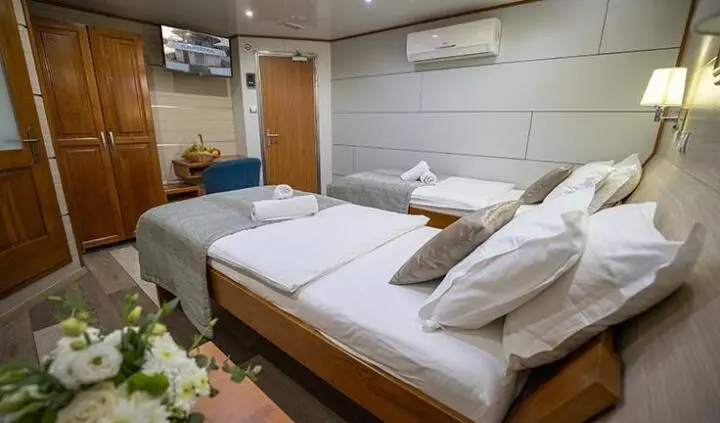 Twin cabin with two single beds and shared ensuite on Karizma yacht