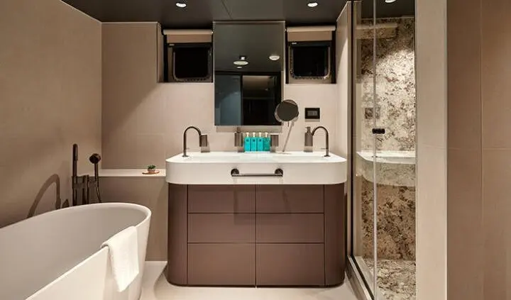 Master cabin with king bed and ensuite bathroom on Anetta yacht
