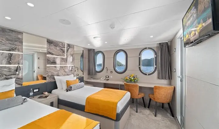 Twin cabin with king bed and ensuite on Freedom yacht, bright and modern