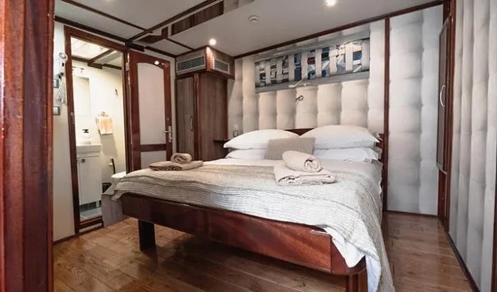 Mendula cabin with double bed and queen-size bedding, wood floor