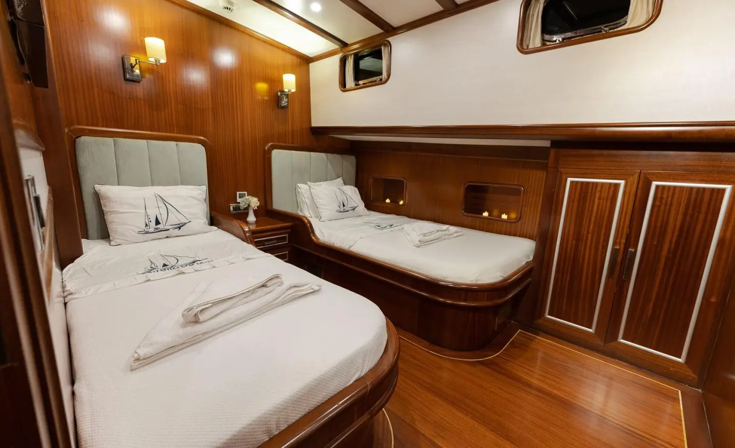 Inside cabin aboard Estrella De Mar, twin beds, polished wood panels