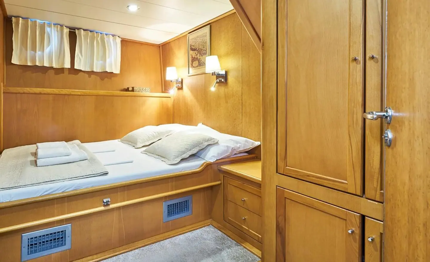 Morning Star gulet interior: compact cabin with two single beds and wood cabinetry