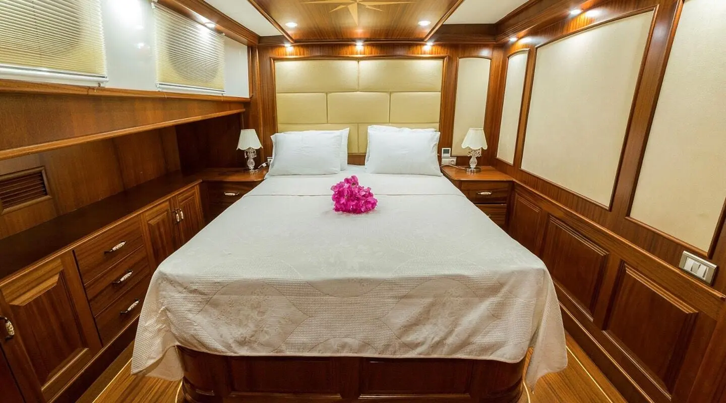 Halcon Del Mar cabin with wood paneling, double bed, flower centerpiece