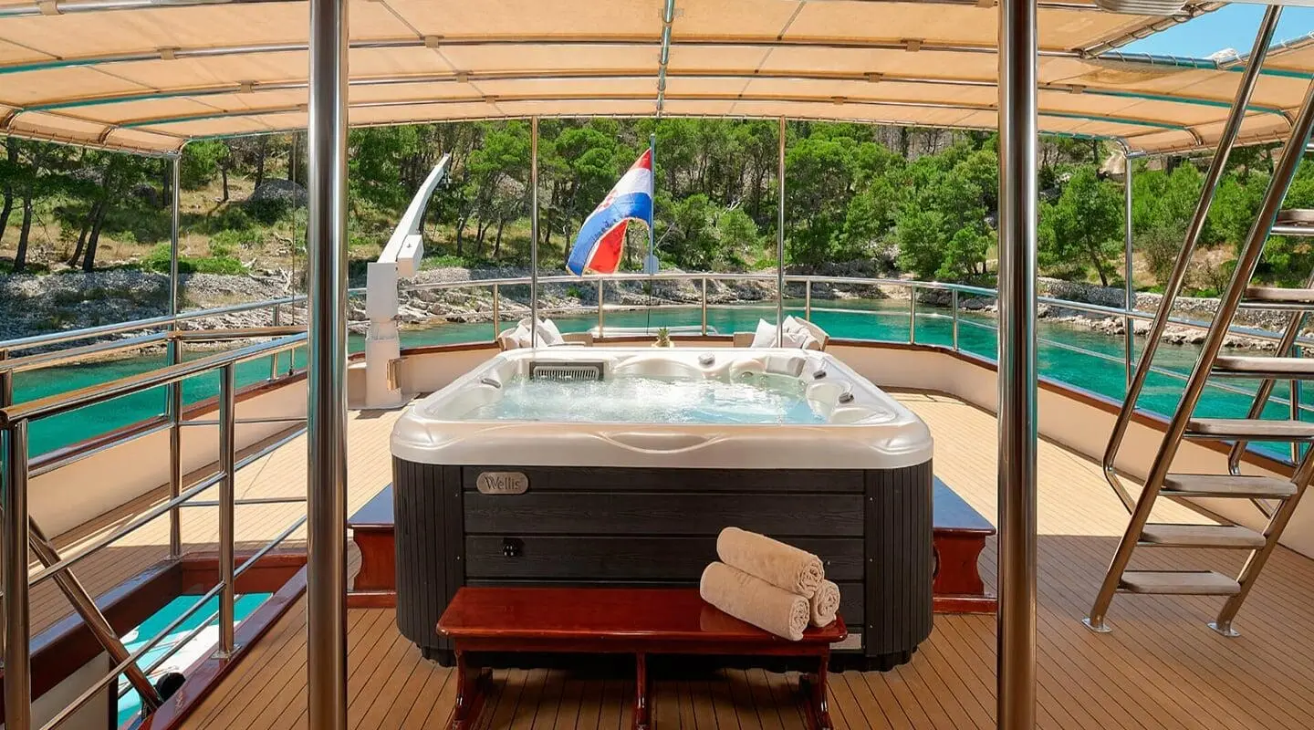 Luna motor yacht with jacuzzi on open deck