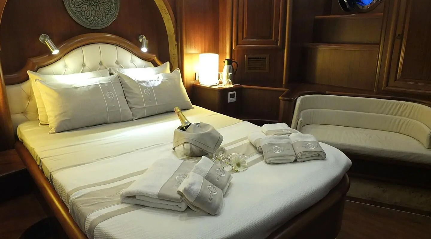 Master cabin aboard Kaptan Mehmet Bugra: neatly made bed with towels