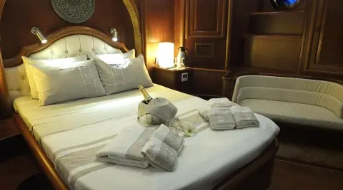 Master cabin aboard Kaptan Mehmet Bugra: neatly made bed with towels