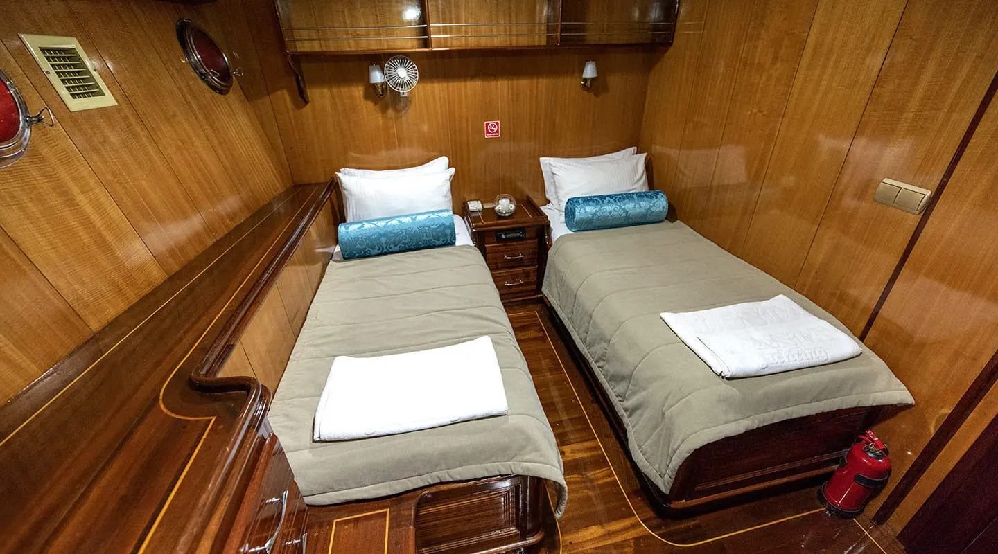 Gulet Kayhan-8 interior with twin beds and center cabinet