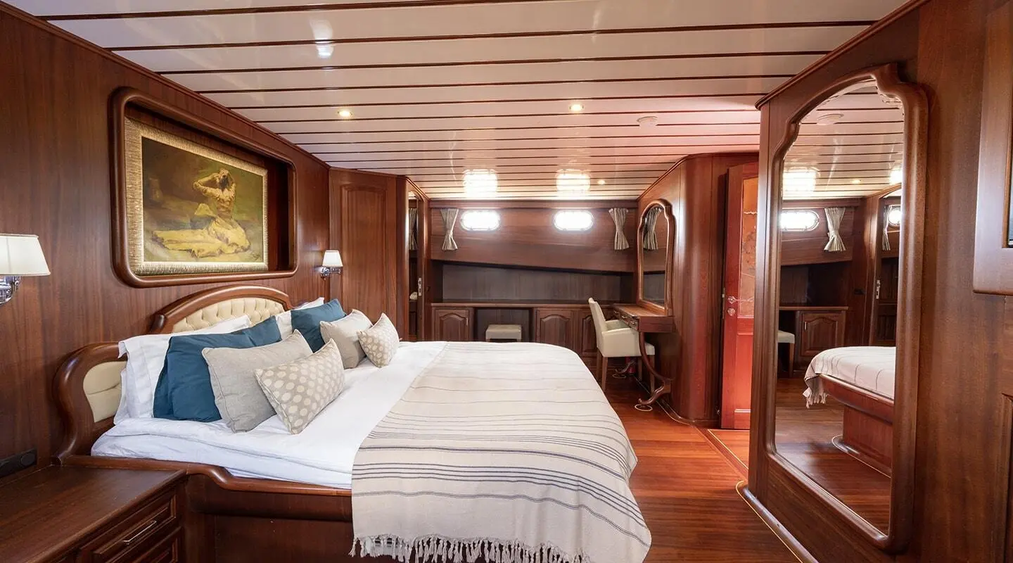Double cabin aboard gulet Bedia Sultan, polished wood interior and bed