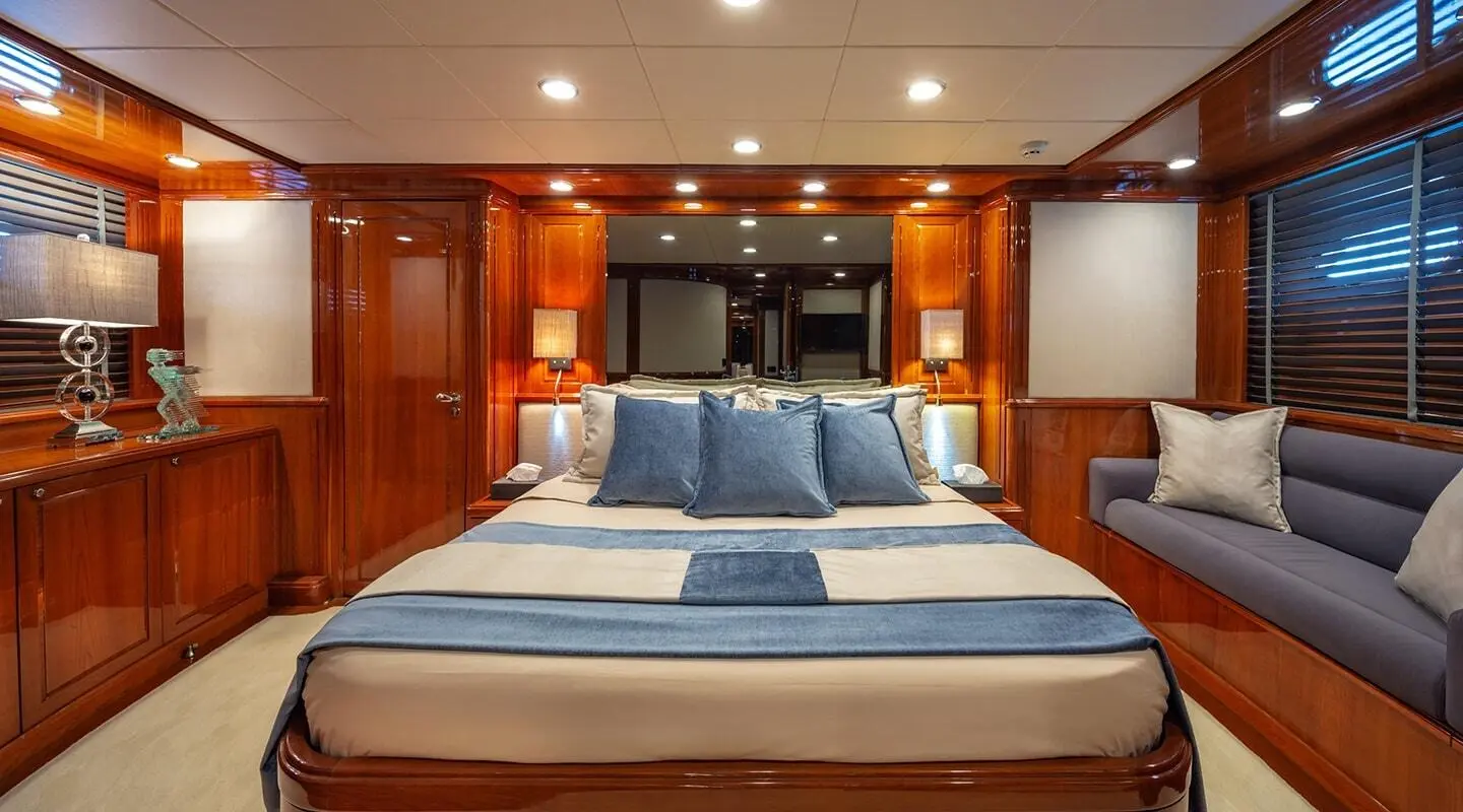 Divine yacht, forward cabin with queen bed and blue striped bedding