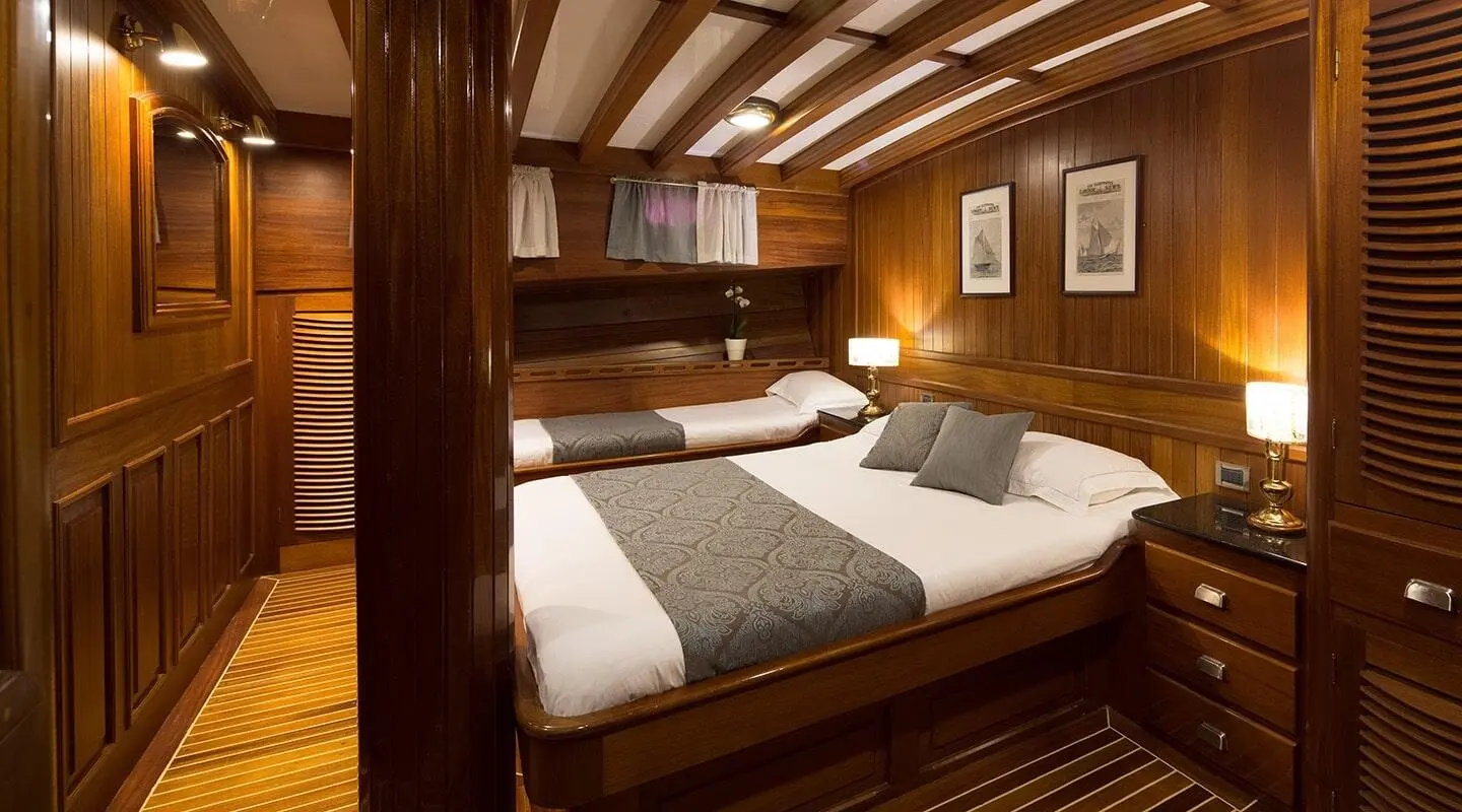Twin cabin aboard Carpe Diem 7 gulet, wooden interior, two beds, bedside lamps