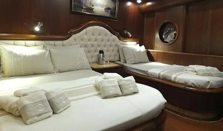 Twin cabin aboard Kaptan Mehmet Bugra yacht with two beds and decor