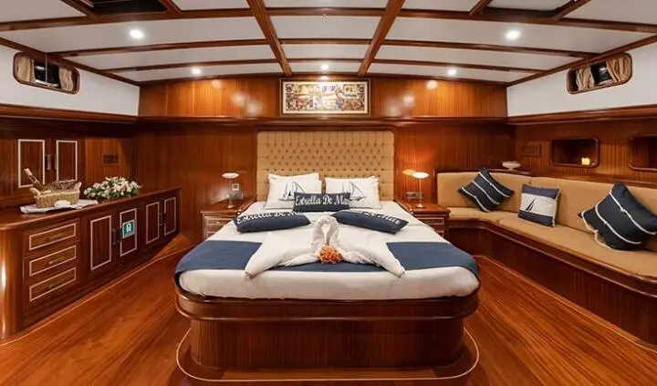 Estrella De Mar master cabin with king bed and en suite bathroom