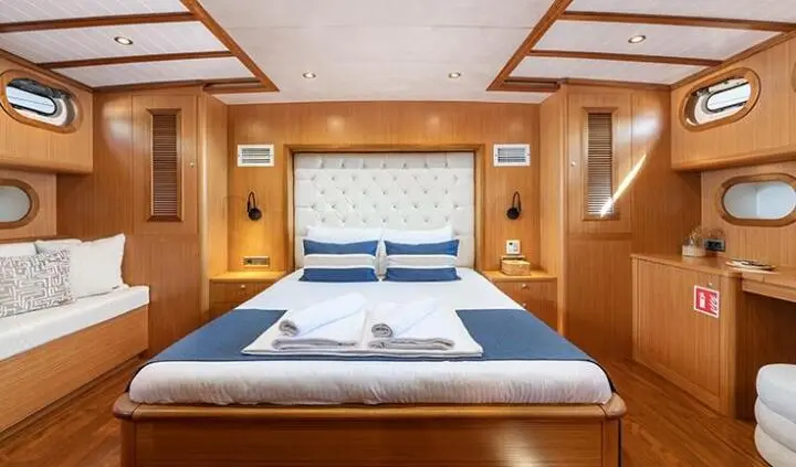 Gozdem The One cabin with a king bed, two pillows, wooden headboard, ensuited view