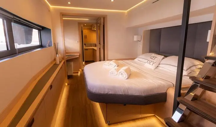 Serenissima master cabin with king bed, ensuite layout, bedside lamps, wooden floor