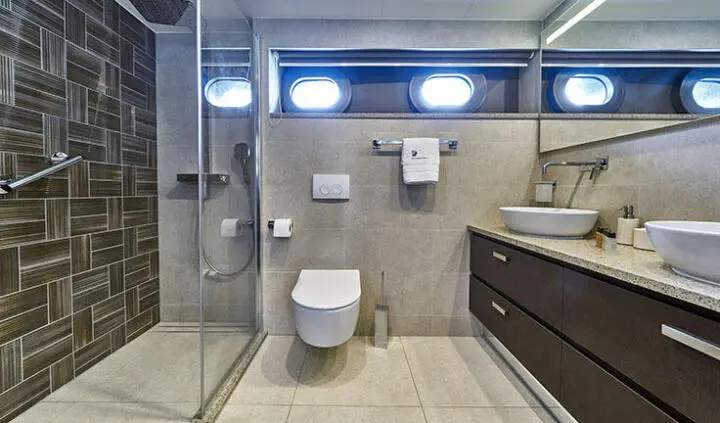 Dalmatino cabin ensuite bathroom with toilet, sink, shower in compact space