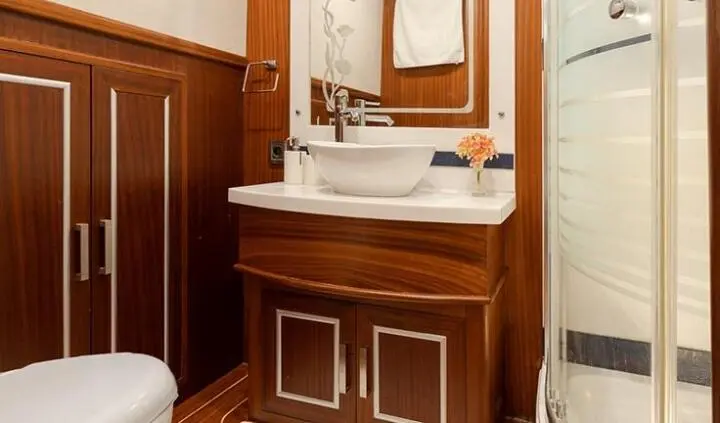 Estrella De Mar master cabin with king bed and ensuite vanity mirror