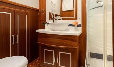 Estrella De Mar master cabin with king bed and ensuite vanity mirror