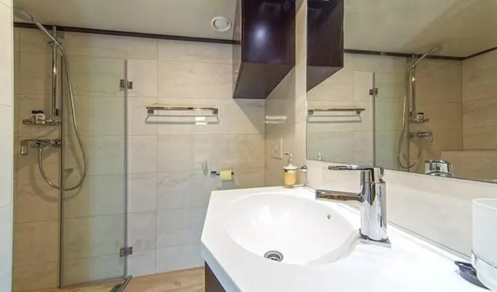 Navilux master cabin with king bed, en-suite bathroom and glass shower