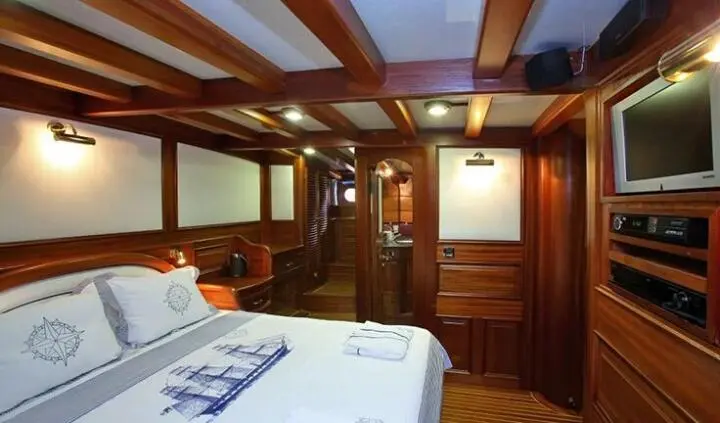Master cabin with king bed and ensuite on Kaya Guneri 4 yacht