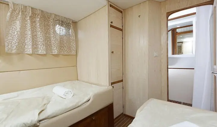 Twin cabin aboard Aborda with ensuite, two single beds and window