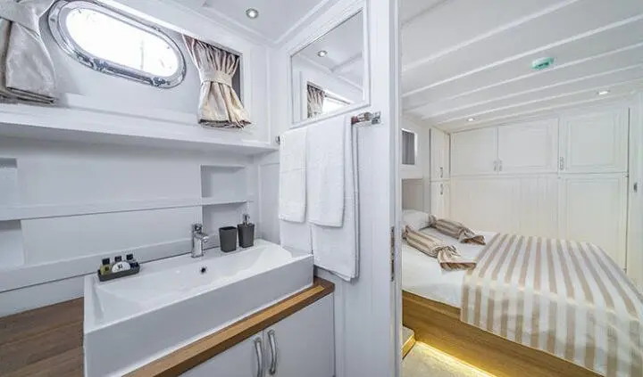 Maske yacht master cabin with king bed, ensuite bath, white decor