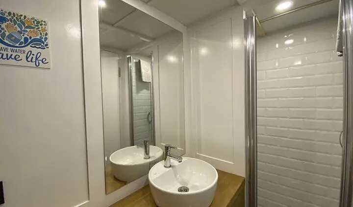 Maske 5 master cabin with king bed, ensuite, compact bathroom, modern fixtures