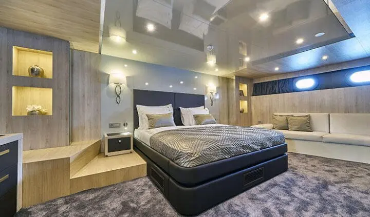Master cabin on Dalmatino yacht with king bed, ensuite, blue accents