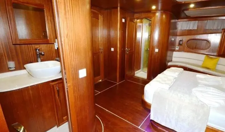 Prenses Esila master cabin with king bed and ensuite doorways visible
