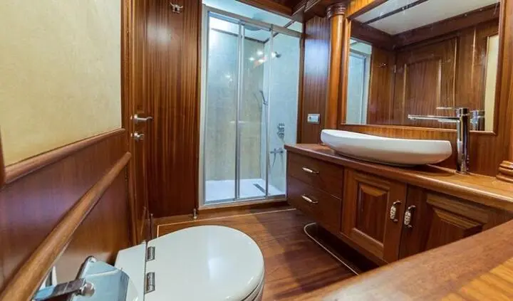 Master cabin with ensuite bathroom on Halcon Del Mar yacht, wood paneling