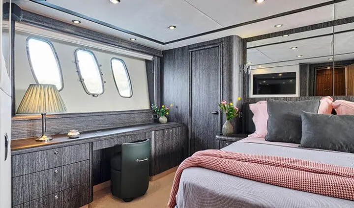 Master cabin aboard M Five with king bed, ensuite and porthole windows