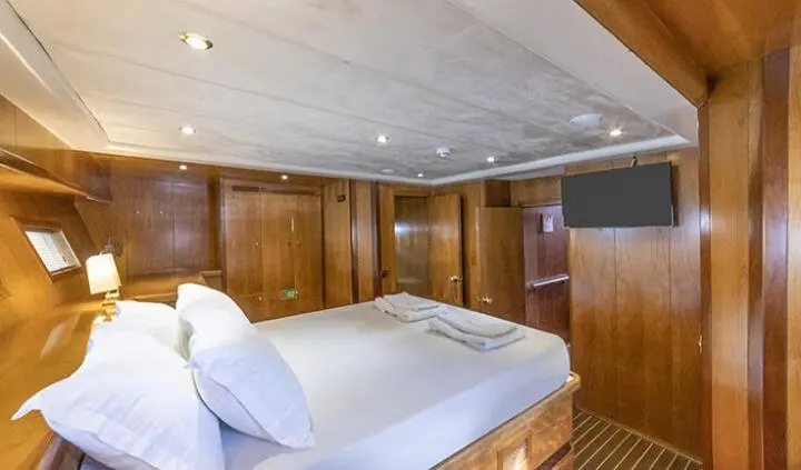 Queen Of Sea master cabin with king bed, en-suite, wood paneling