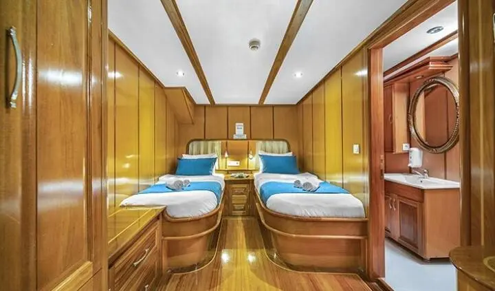 Twin cabin with ensuite beds on yacht Tersane 8, wooden interiors