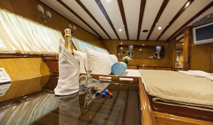 Master cabin with king bed and ensuite on Kayhan 5 yacht, wood beams