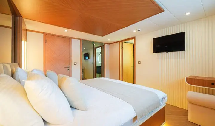 Master cabin aboard King Of The Sea with two twin beds and ensuite door