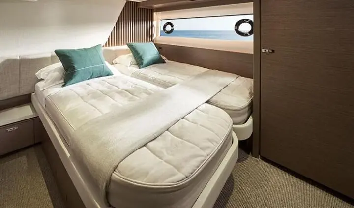 Yacht Elizabeth cabin with two single beds, beige bedding and blue pillows