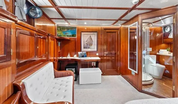 Smart Spirit cabin with king bed, ensuite, wood paneling and seating area