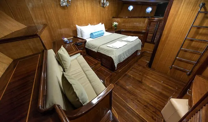 Kayhan 8 master cabin with king bed, wood flooring, and ensuite