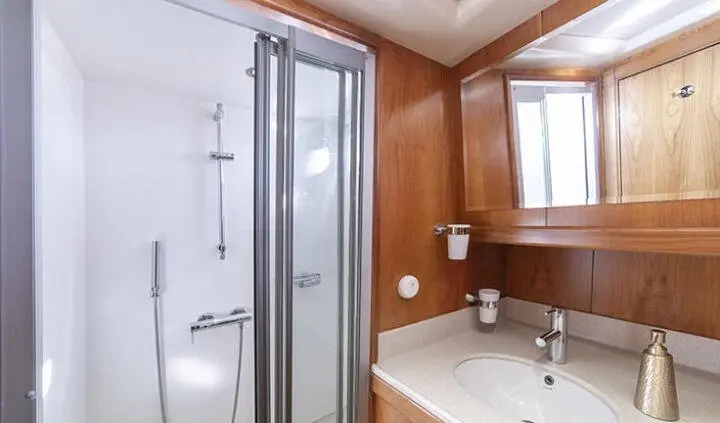 Queen Of Sea cabin ensuite bathroom with shower enclosure and sink