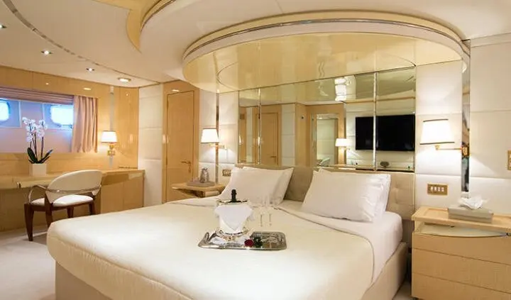 O'Natalina master cabin with king bed, ensuite, elegant wood tones
