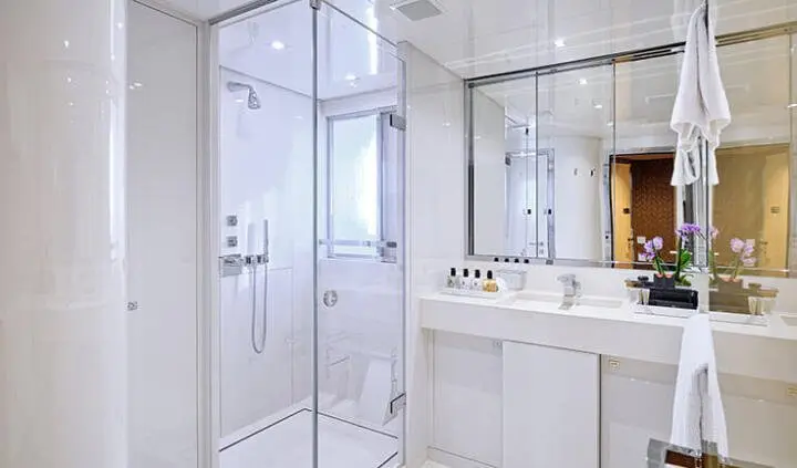 Master cabin with king bed and ensuite bathroom on yacht La Pellegrina 1