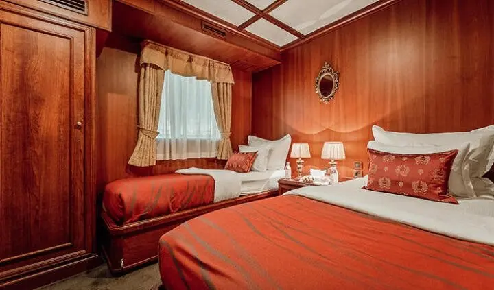 Seagull II cabin with two single beds and warm wooden panels