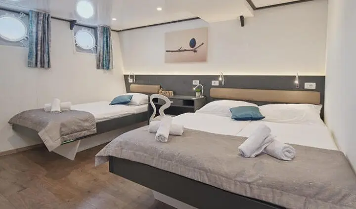 Twin cabin with ensuite on Lupus Mare yacht, interior view with beds