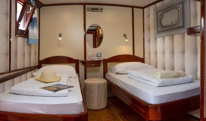 Twin cabin with two single beds, shared ensuite, on Mendula yacht