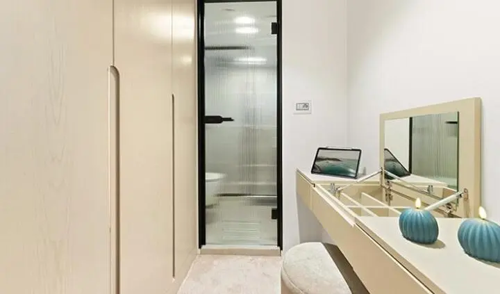Master cabin with king bed and ensuite on Maxita yacht interior