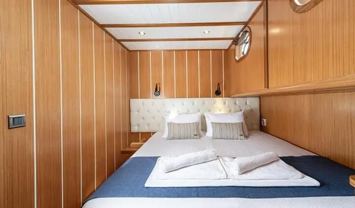 Gozdem The One cabin with a king bed, white bedding, wooden walls, and ensuite hint
