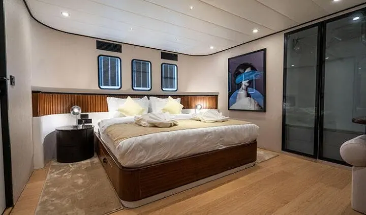 Master cabin with king bed and ensuite, yacht De Love, warm lighting