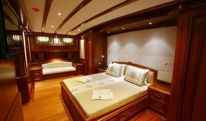 Kaya Guneri 5 yacht cabin with double bed, queen sheets, wood accents