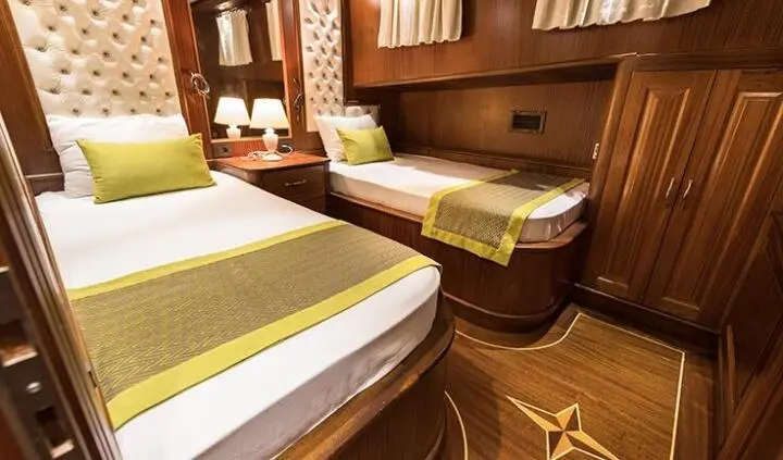 Twin cabin with two beds and shared ensuite on Vista Mare yacht interior
